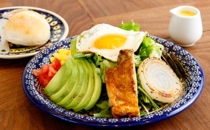 グリルチキンと<wbr>彩り野菜の<wbr>サラダランチ<br>(パン付き)